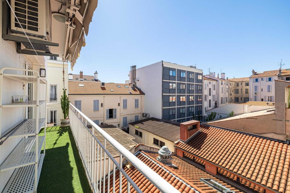 Property building, Day, View (from property/room), Balcony/Terrace, City view