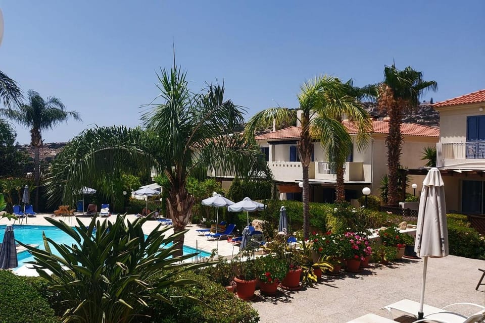 Property building, Garden, Garden view, Pool view, Swimming pool, sunbed