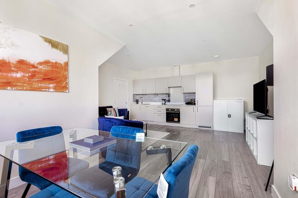 TV and multimedia, Kitchen or kitchenette, Living room, Dining area, dishwasher, oven, stove, toaster
