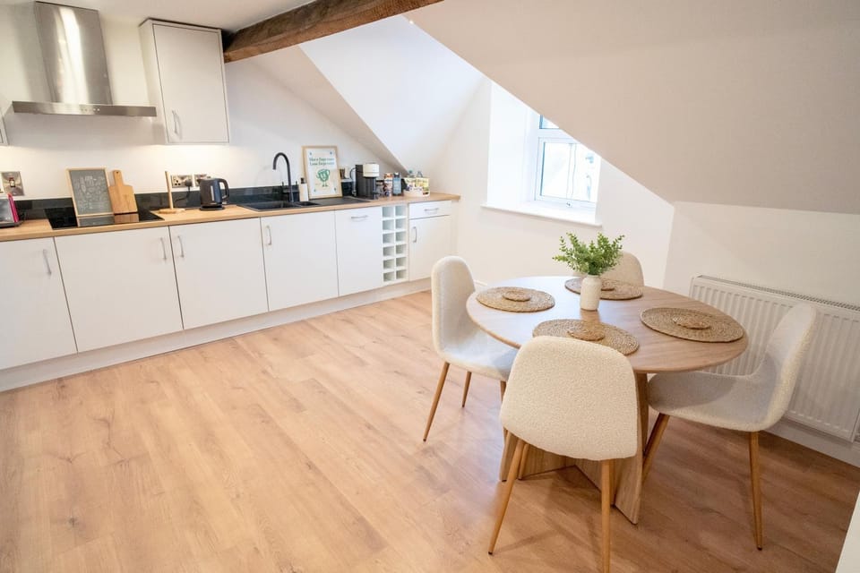 Coffee/tea facilities, Kitchen or kitchenette, Seating area, Dining area, stove, toaster