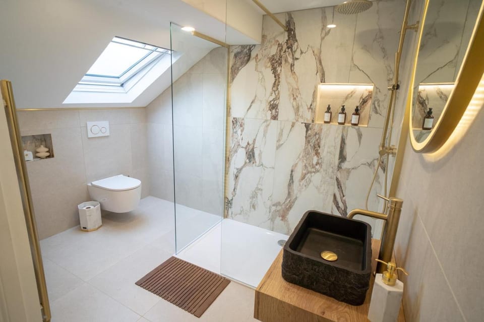 Shower, Toilet, Bathroom, towels