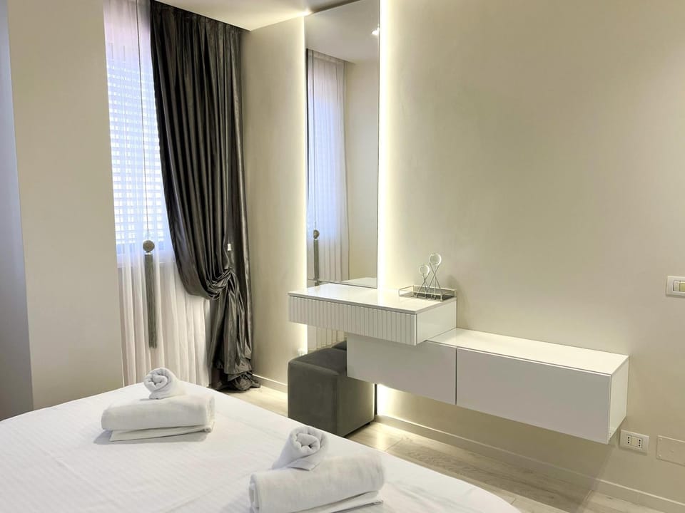Photo of the whole room, Bedroom, towels