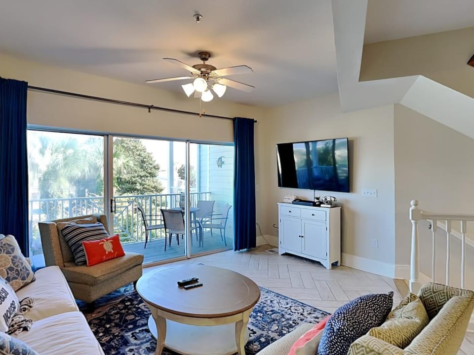 TV and multimedia, Balcony/Terrace, Living room, Seating area, furniture