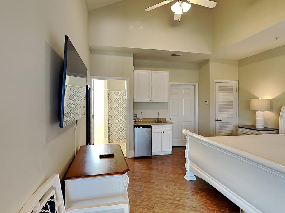 Bed, TV and multimedia, Kitchen or kitchenette, Bedroom, dishwasher, furniture