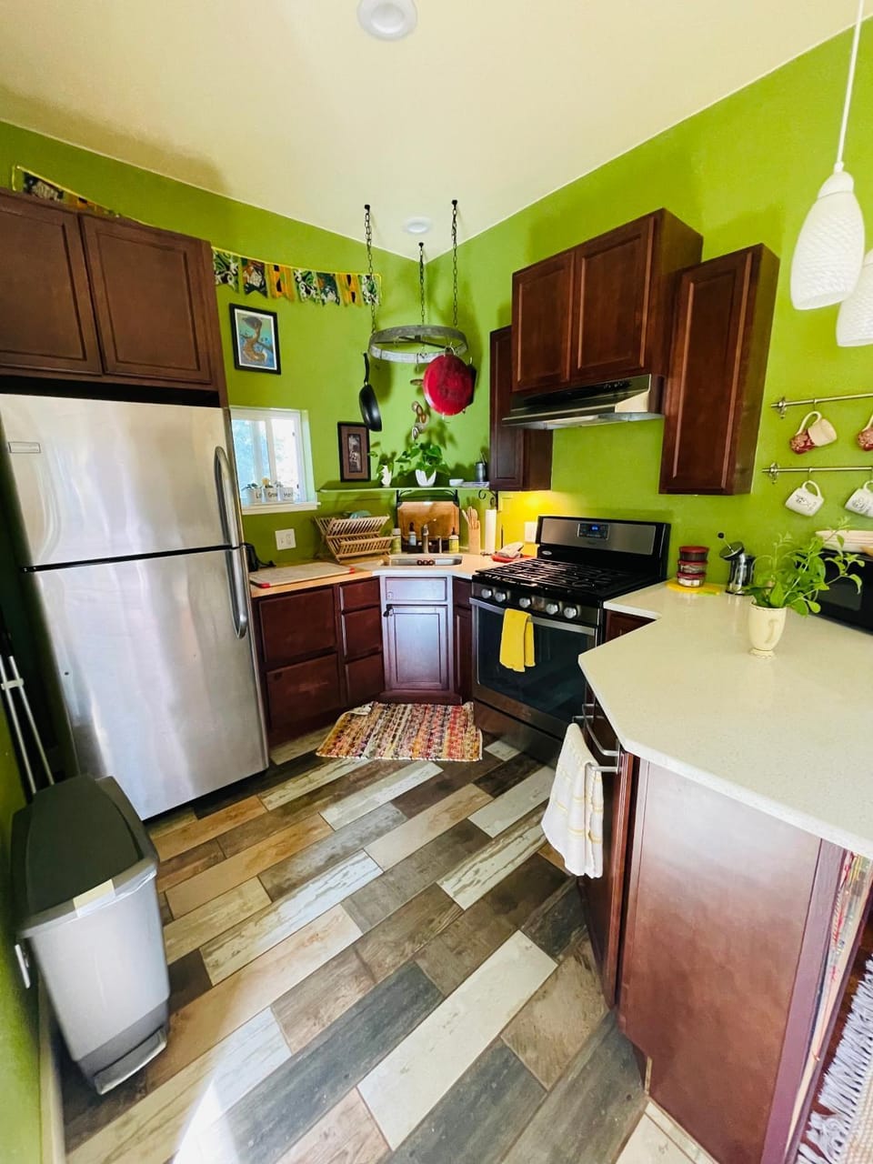 Kitchen or kitchenette, oven, stove