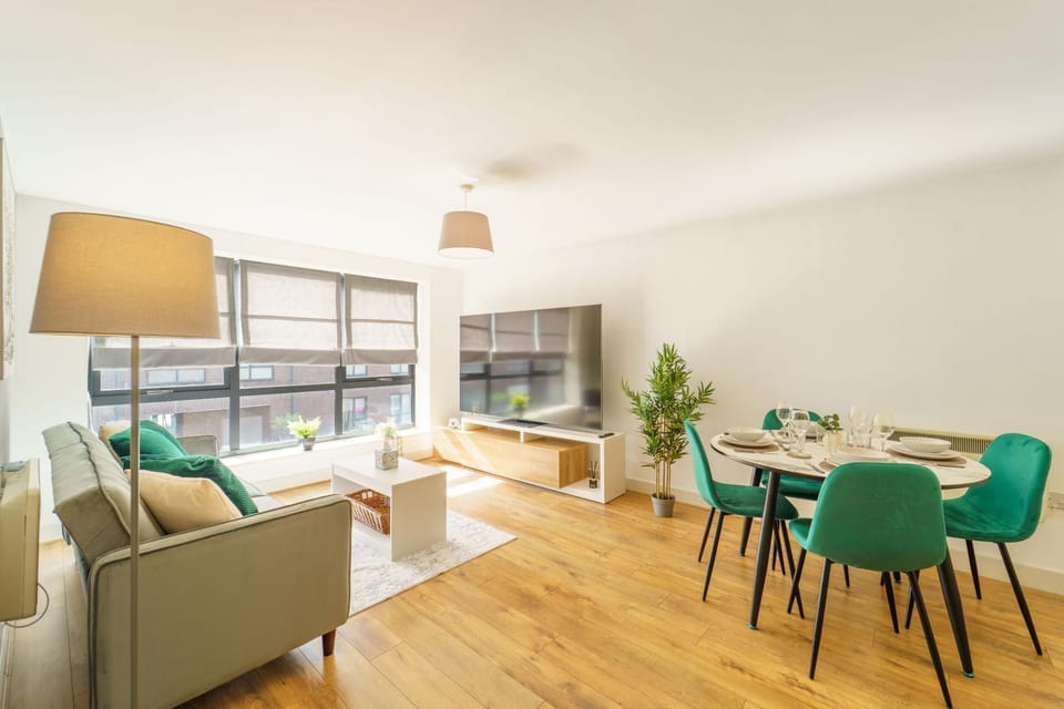 TV and multimedia, Living room, Seating area, Dining area
