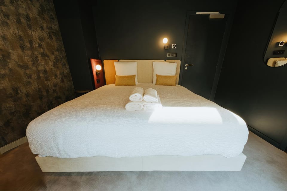 Bed, Photo of the whole room, Bedroom, towels