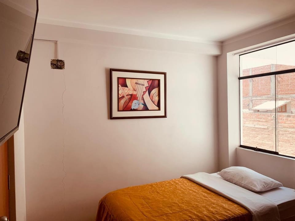 Bed, TV and multimedia, Photo of the whole room, Bedroom
