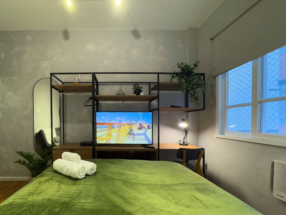 Bed, TV and multimedia, Bedroom