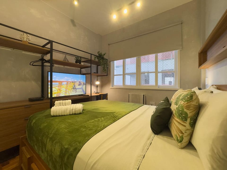 Bed, TV and multimedia, Bedroom