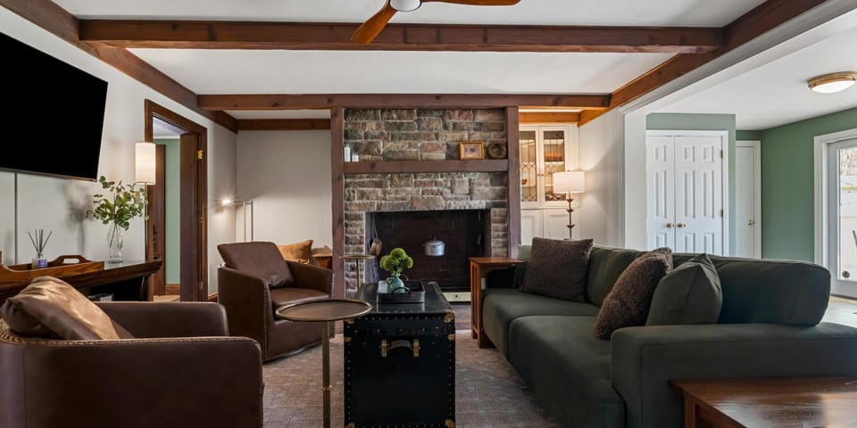 PA Country 1870 Colonial on 5 Acres House in Lake Erie