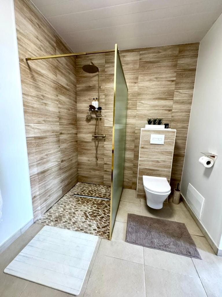 Shower, Toilet, Bathroom
