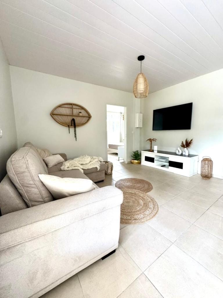 Communal lounge/ TV room, TV and multimedia, Living room