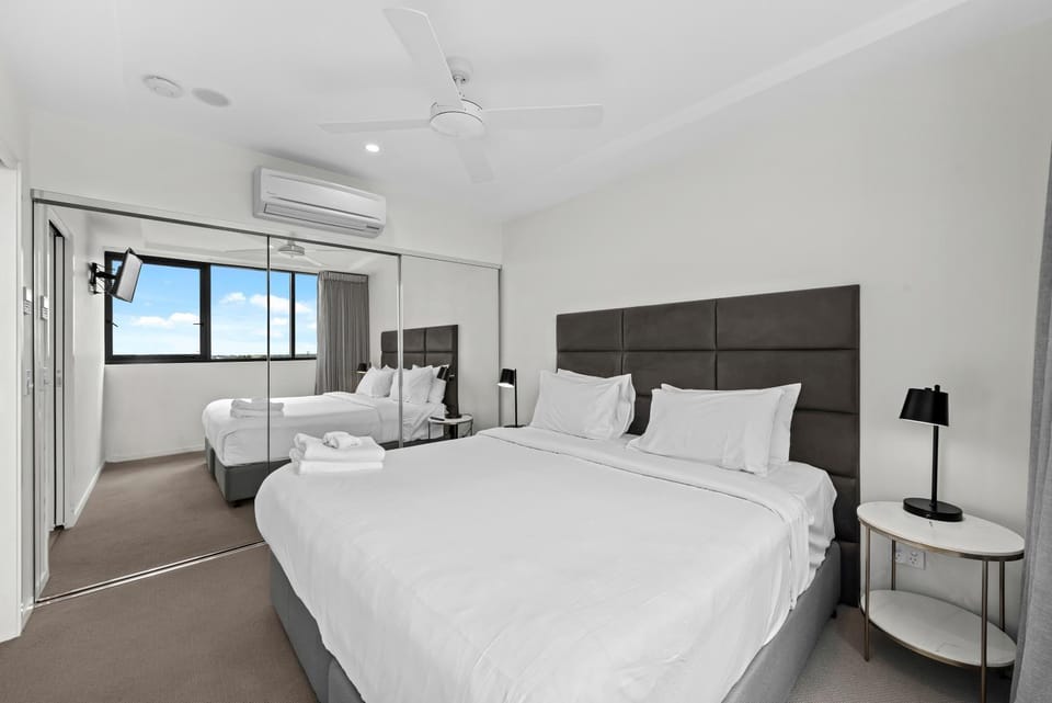 Riverside 1BR Apt with King Bed and Pool! Apartment in Brisbane
