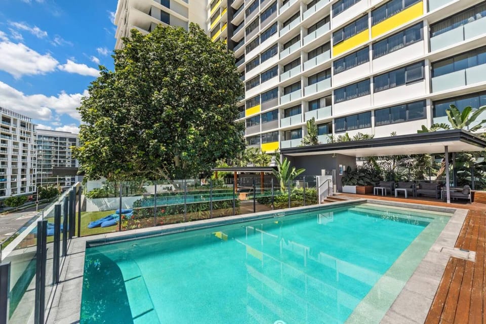 Riverside 1BR Apt with King Bed and Pool! Apartment in Brisbane