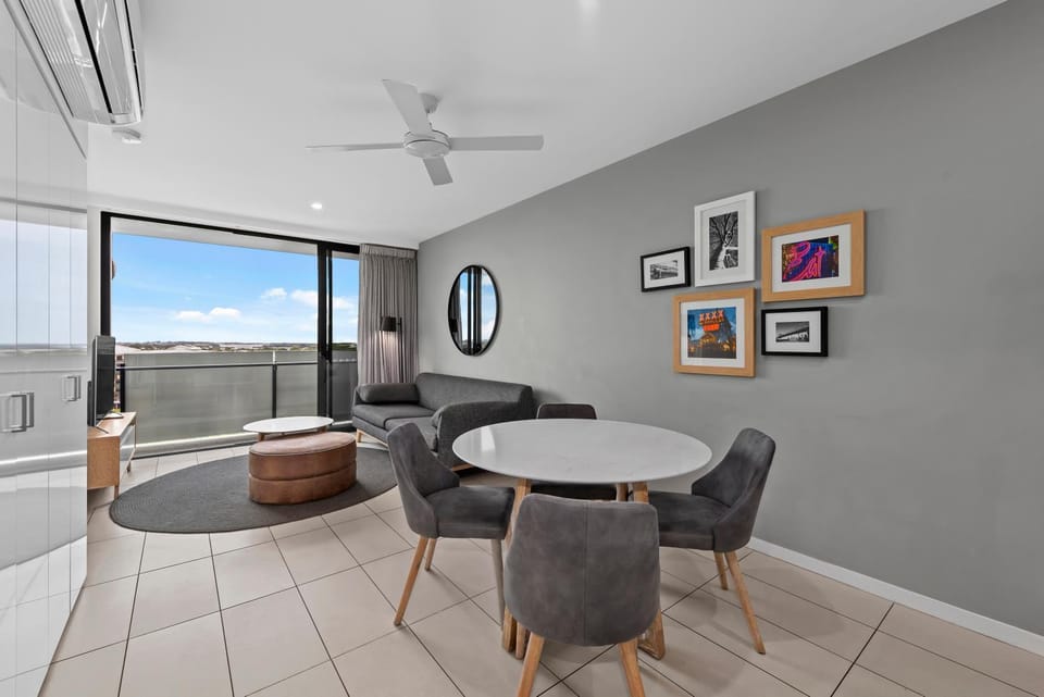 Riverside 1BR Apt with King Bed and Pool! Apartment in Brisbane