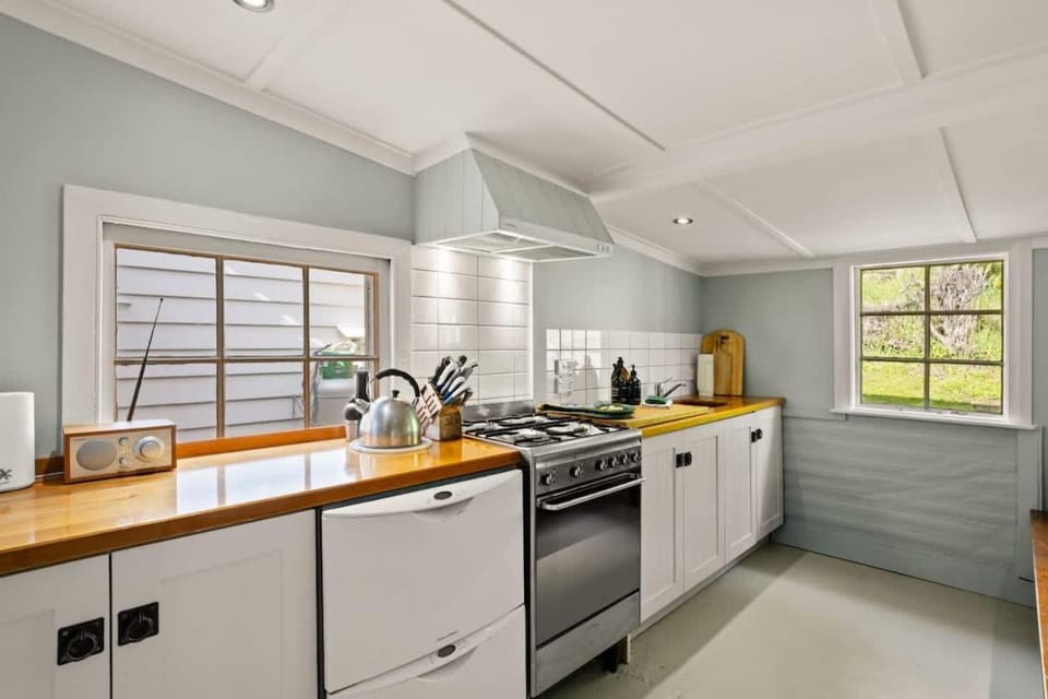 Walnut Cottage - Sleeps 6, Walk to Lake House in Wanaka