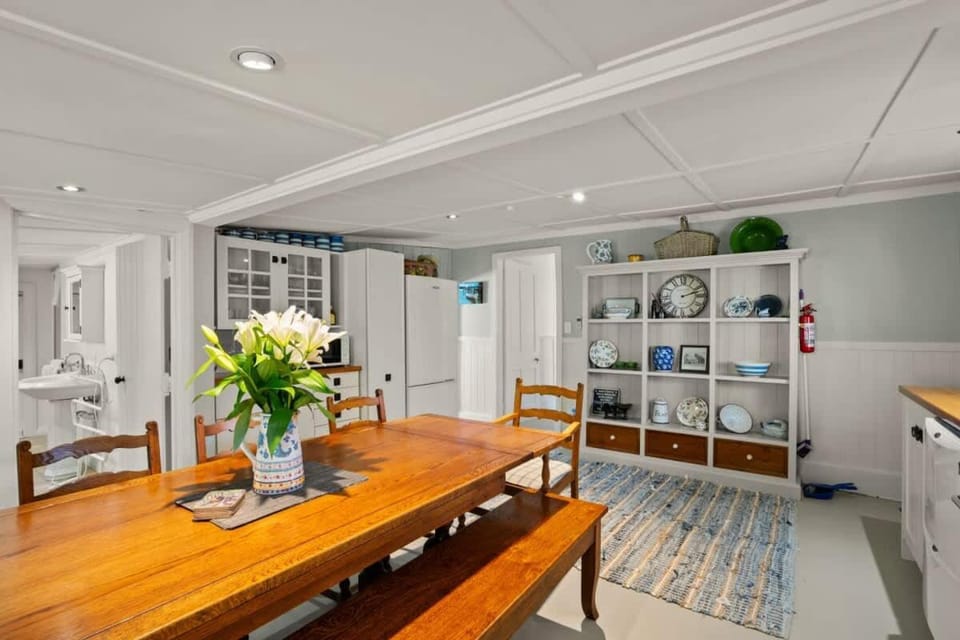 Walnut Cottage - Sleeps 6, Walk to Lake House in Wanaka