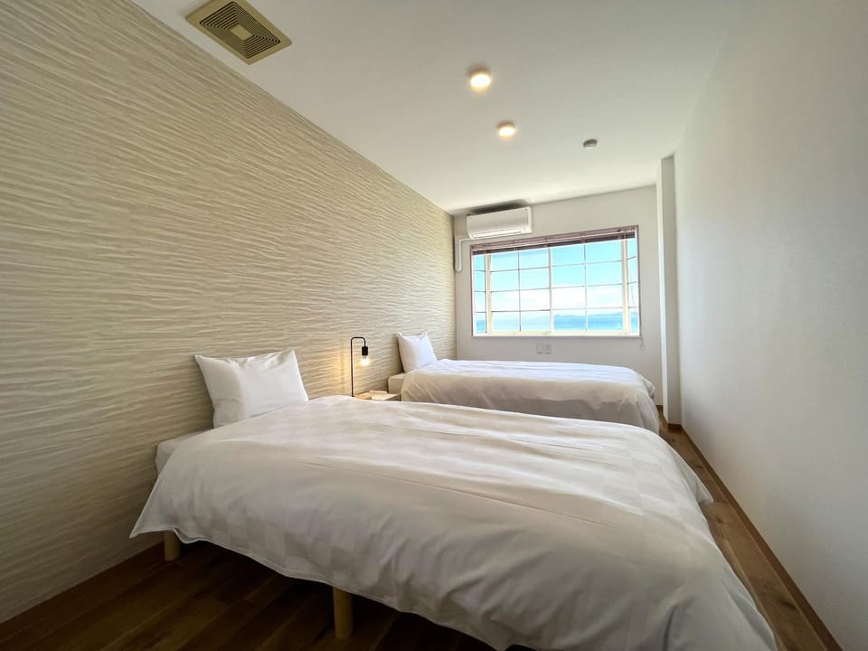 Photo of the whole room, Sea view
