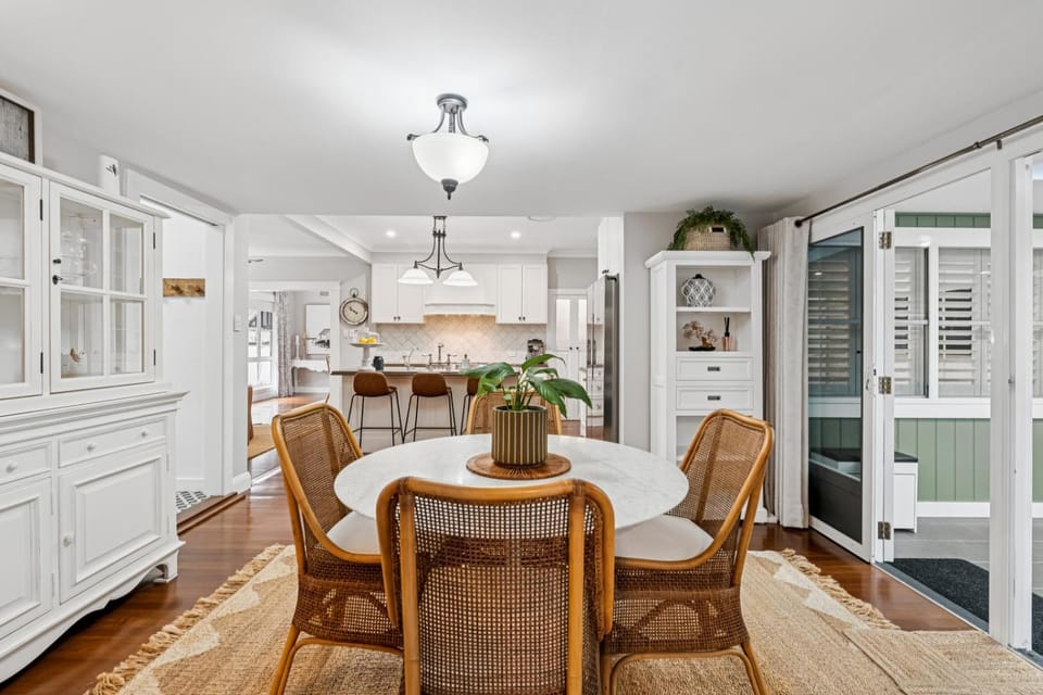 Ellie's Luxe Cottage Escape - Sleeps 8, Spa, Pizza Oven House in Coffs Harbour