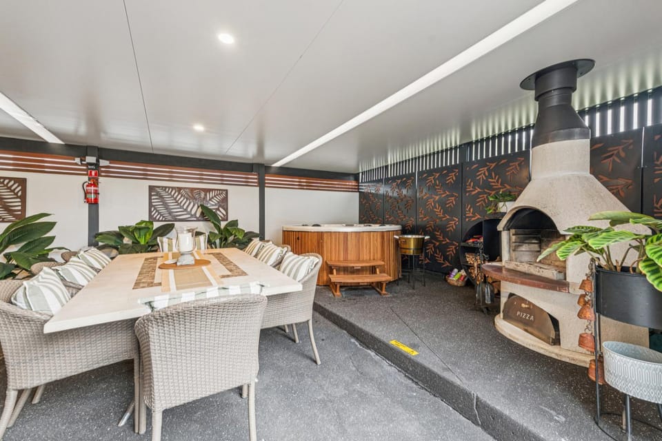 Ellie's Luxe Cottage Escape - Sleeps 8, Spa, Pizza Oven House in Coffs Harbour