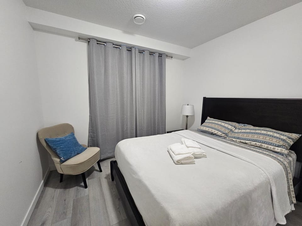 Bed, Bedroom, towels