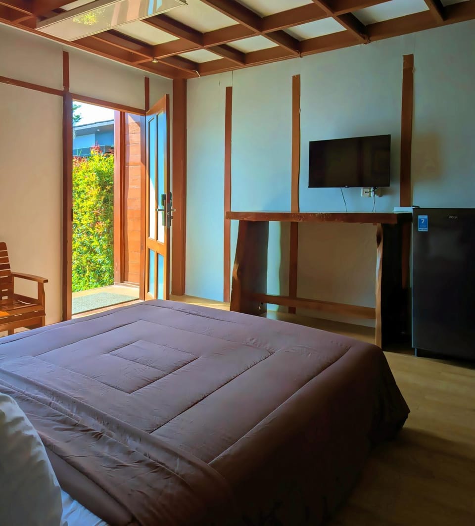 Bed, Bathroom, TV and multimedia