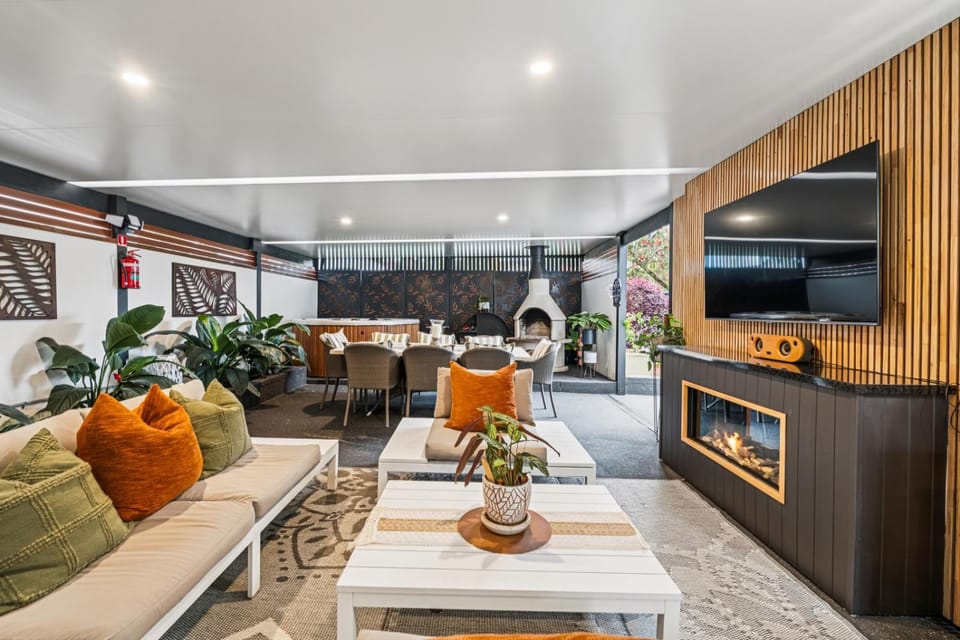 Ellie's Grand Escape - Sleeps 10 Pool Spa Amazing! House in Coffs Harbour
