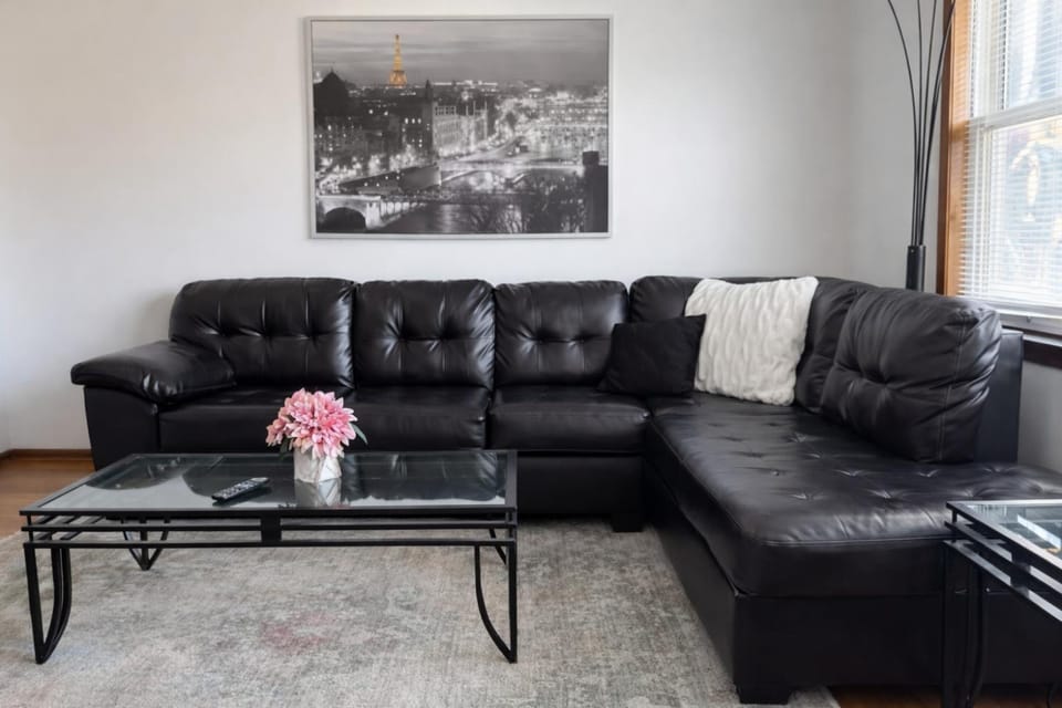 TV and multimedia, Living room, Seating area, air conditioner