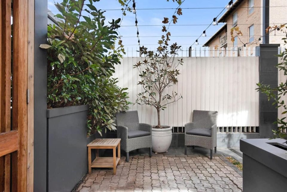 Timber & Tide Loft - Striking Design by the Beach Apartment in Adelaide