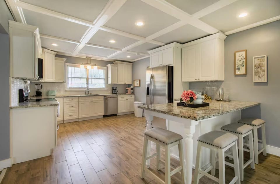 Coffee/tea facilities, Kitchen or kitchenette, dishwasher, oven, stove, toaster