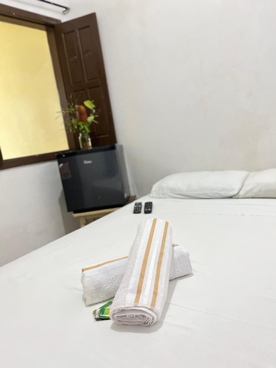 Bed, Photo of the whole room, Floor plan, Bedroom, minibar, towels