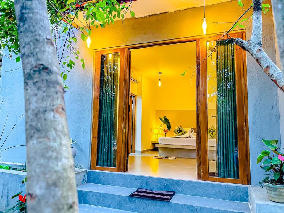 Patio, Spring, Bed, Day, Garden, View (from property/room), Balcony/Terrace, Photo of the whole room, Bedroom, Garden view