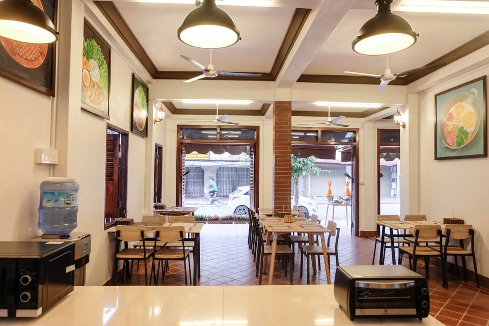 Restaurant/places to eat, Living room, Seating area, Breakfast