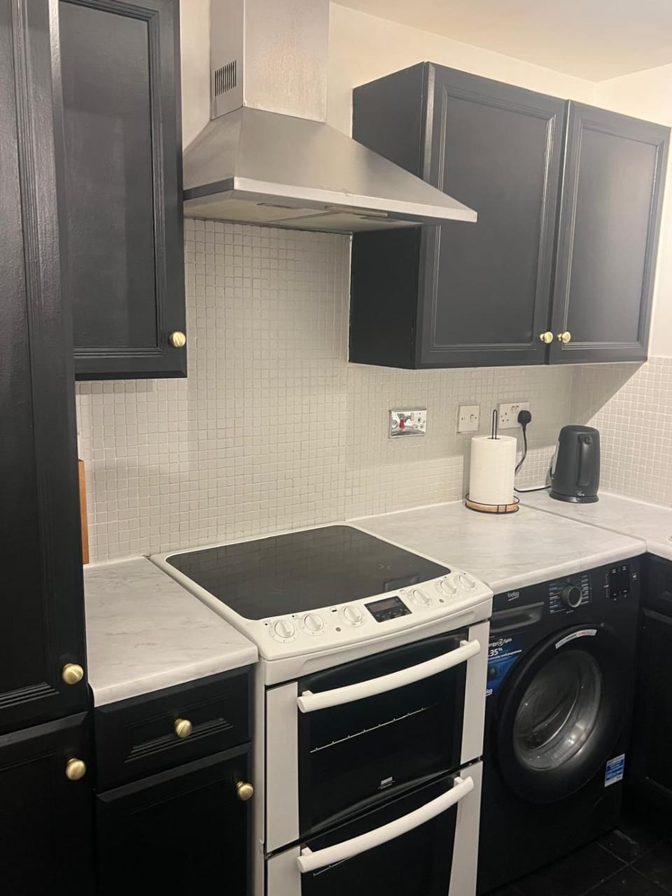 Coffee/tea facilities, Kitchen or kitchenette, oven, stove