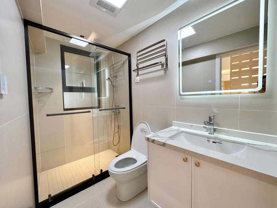 Shower, Toilet