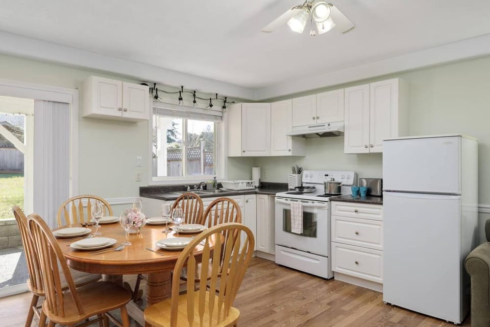 Cozy and Relaxing Private Getaway Free Parking House in Nanaimo