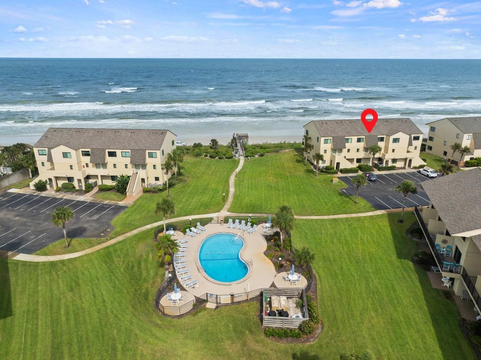Oceanfront Pool Tennis BBQ Patio Free Parking House in Crescent Beach