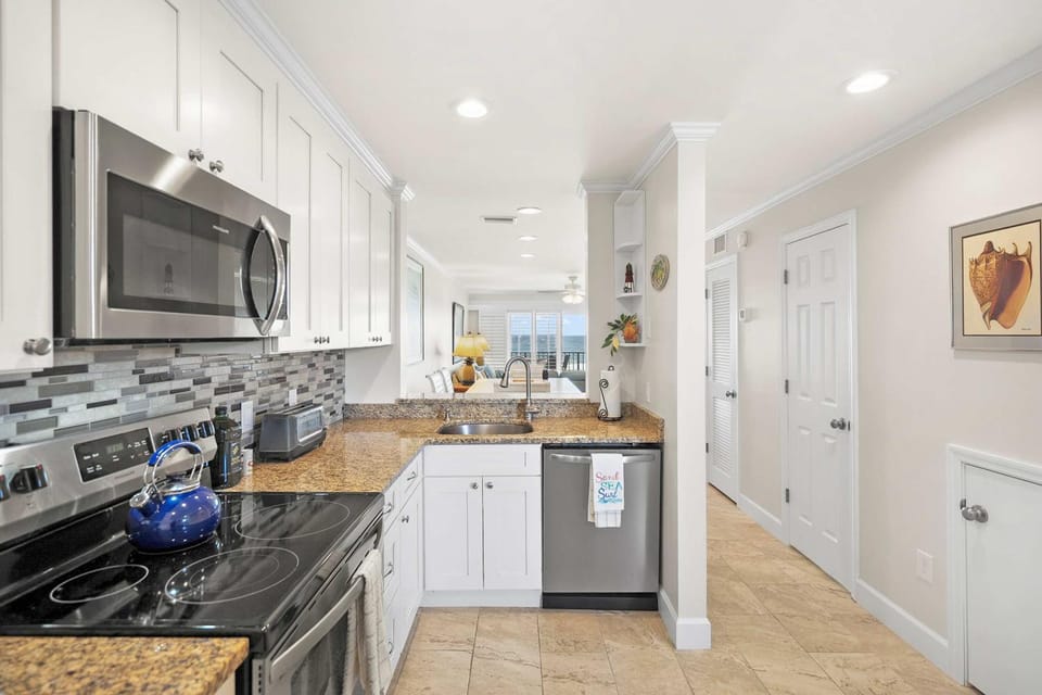 Oceanfront Pool Tennis BBQ Patio Free Parking House in Crescent Beach