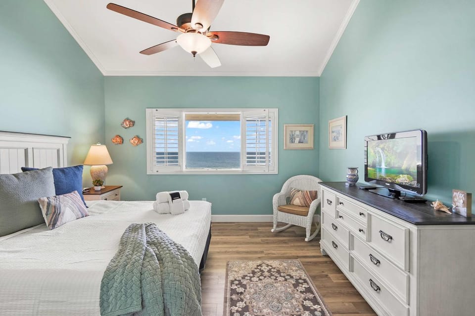 Oceanfront Pool Tennis BBQ Patio Free Parking House in Crescent Beach