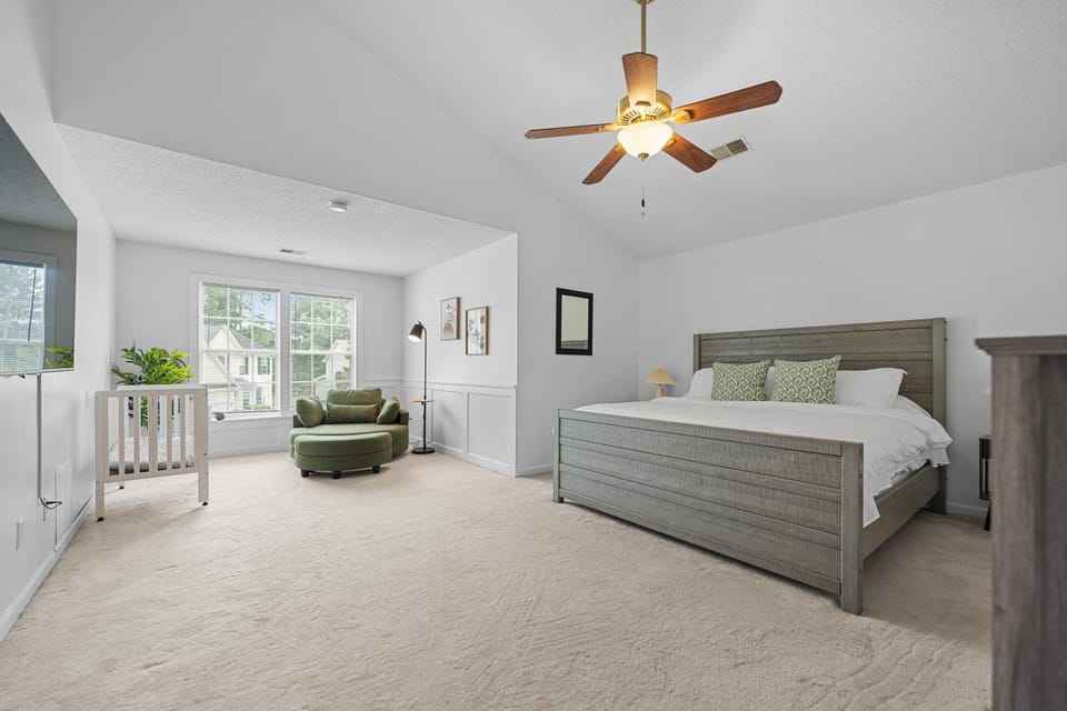 Bed, Photo of the whole room, Bedroom