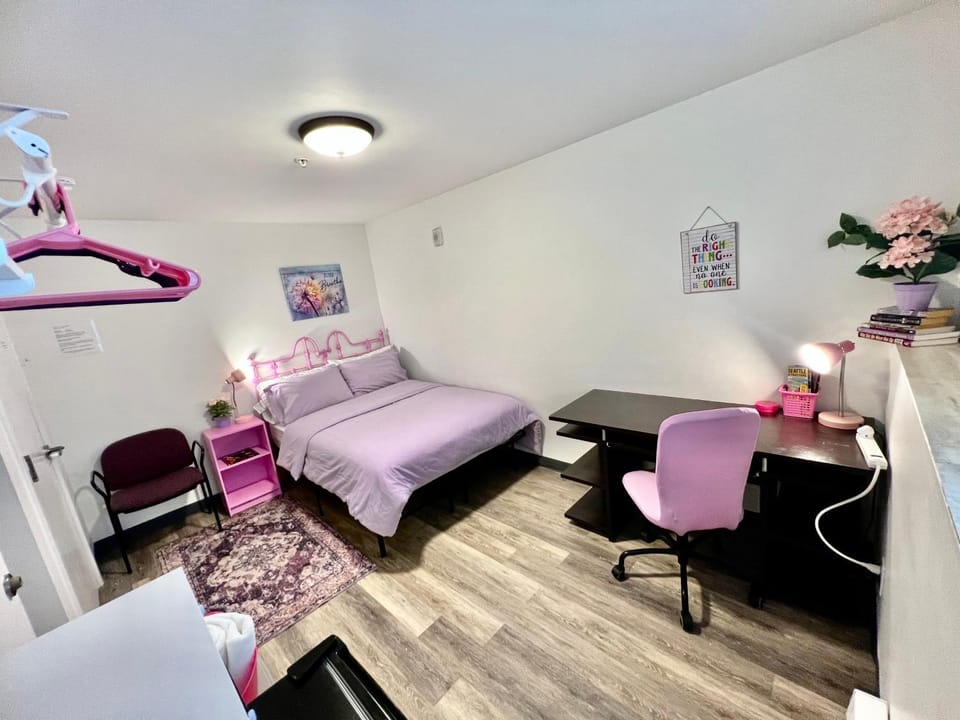 Bed, Photo of the whole room, Seating area, Bedroom