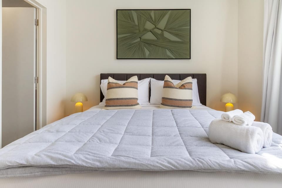 Bed, Photo of the whole room, Bedroom, towels