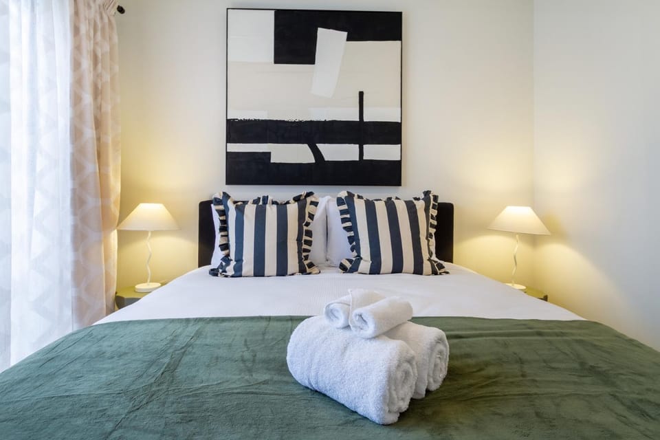 Bed, Bedroom, towels