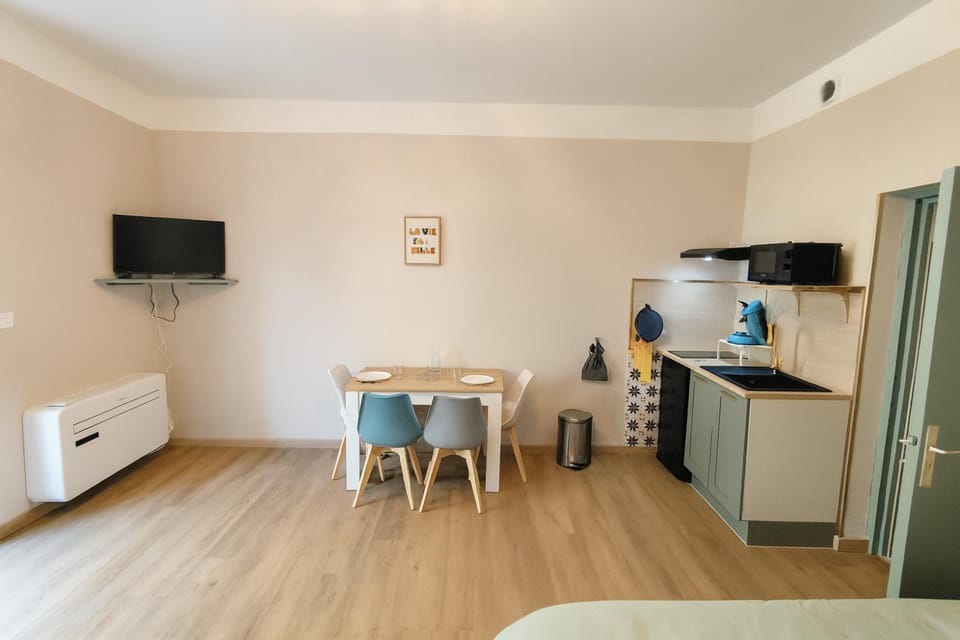 Appartement tout équipé climatisé RDC à 100m des cures Apartment in Occitanie