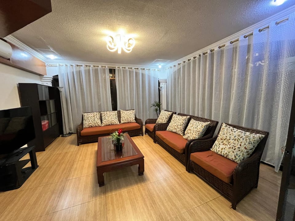 Communal lounge/ TV room, TV and multimedia, Living room, Seating area, Evening entertainment
