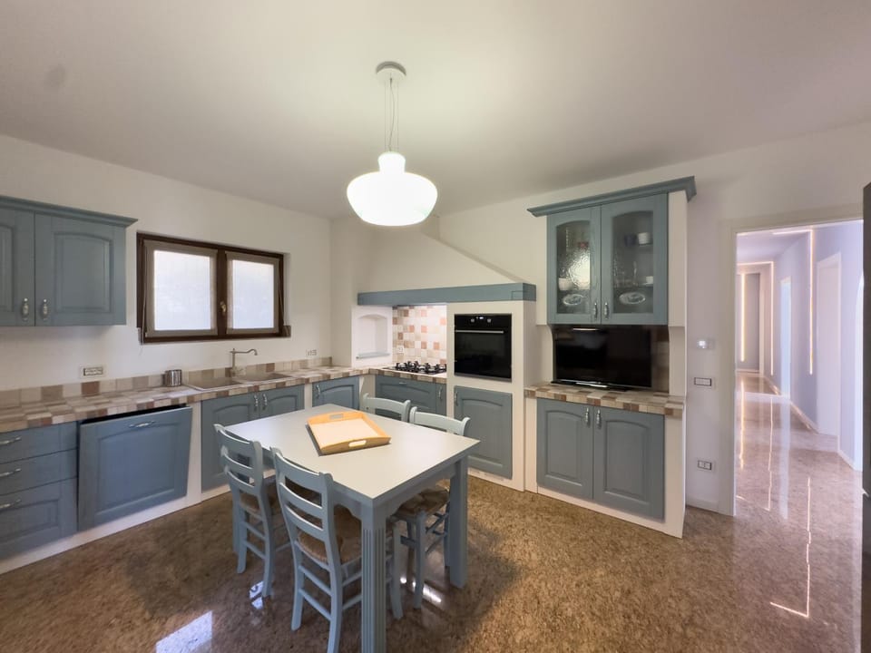Coffee/tea facilities, Kitchen or kitchenette, Dining area, dishwasher, oven, stove