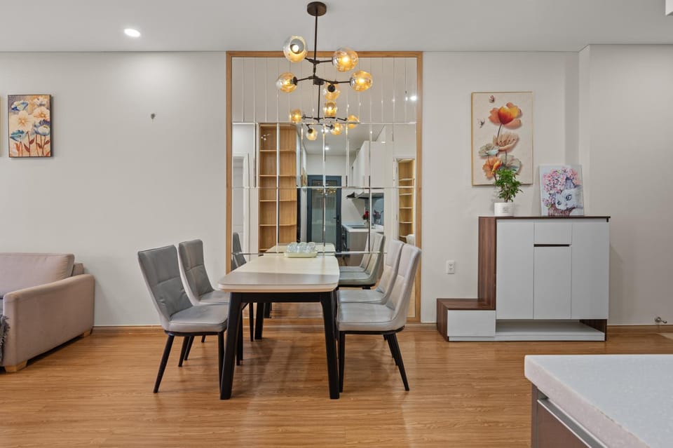 Kitchen or kitchenette, Seating area, Dining area