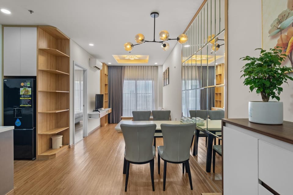TV and multimedia, Kitchen or kitchenette, Living room, Seating area, Dining area
