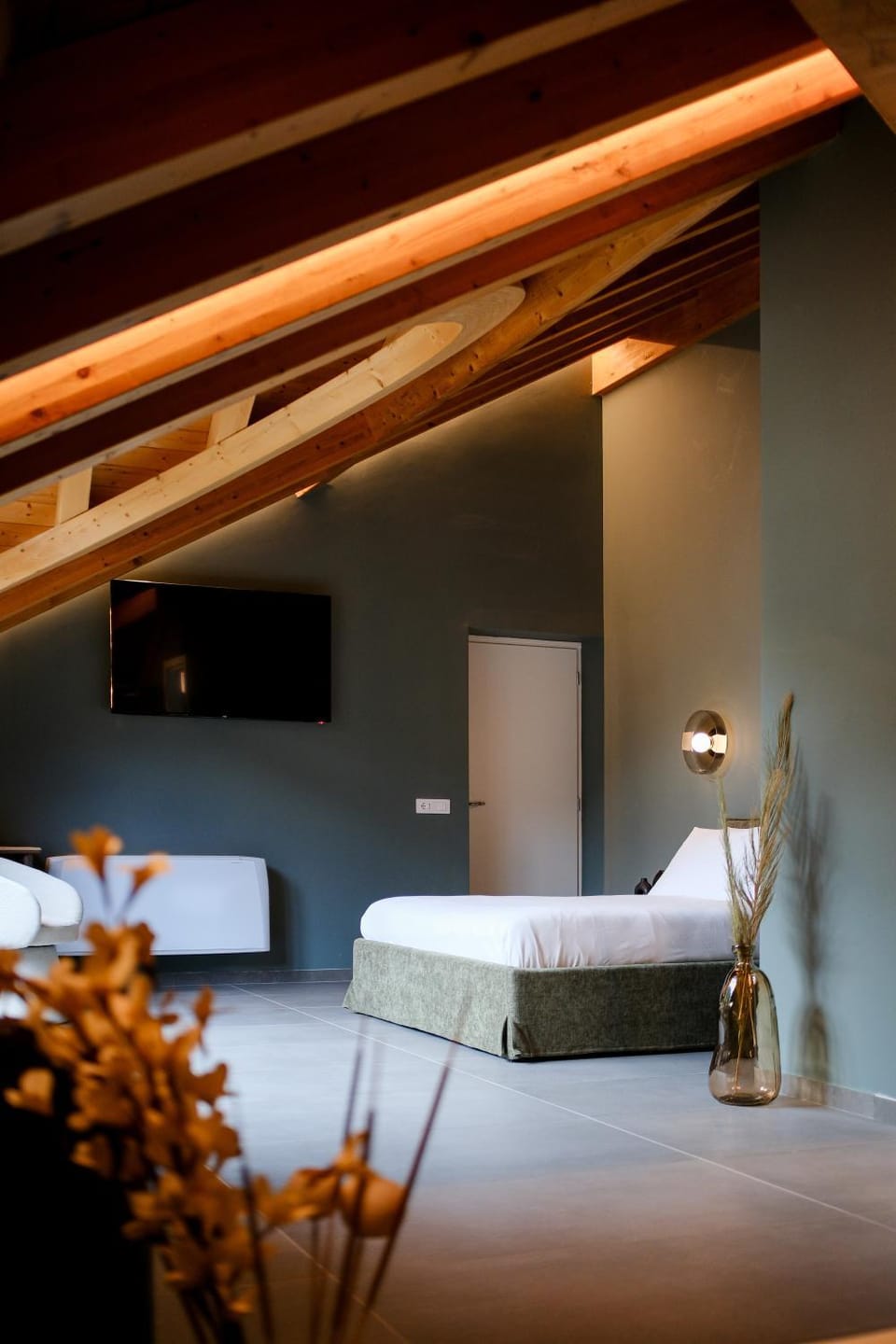 Bed, TV and multimedia, Photo of the whole room, Bedroom